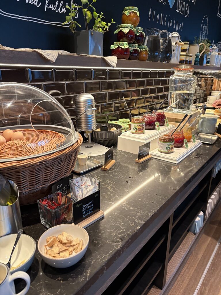 Motel One - Vienna Donau city - breakfast
