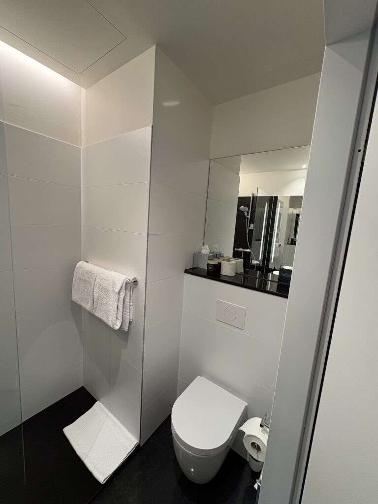 Motel One - Vienna Donau city - bathroom