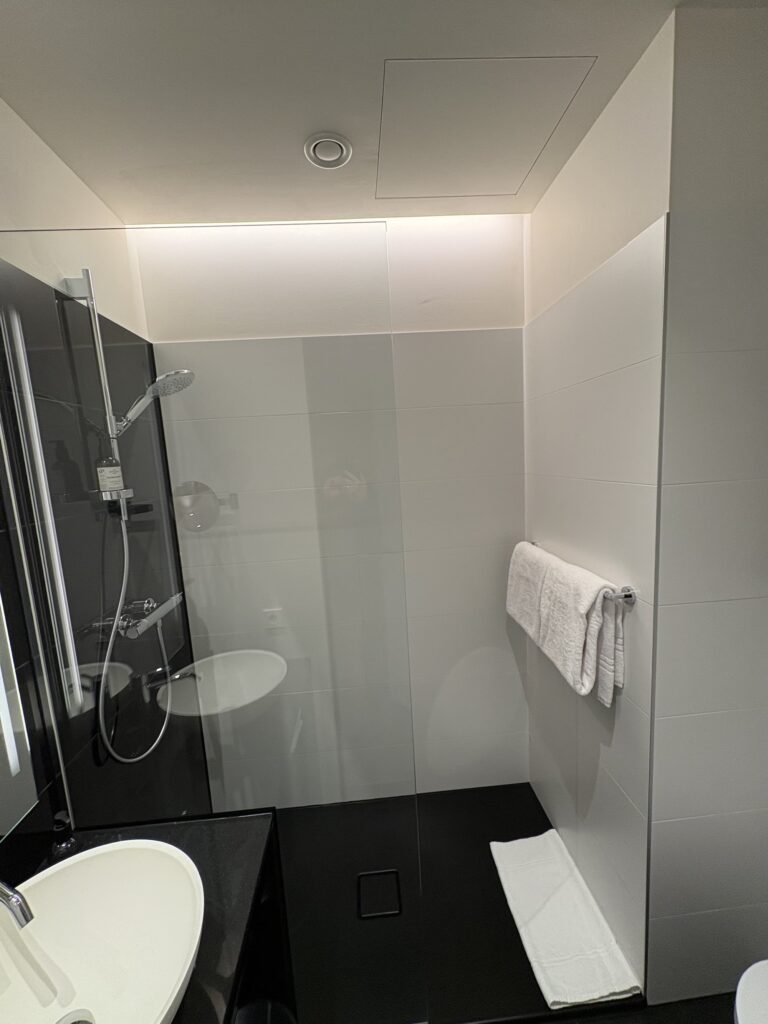 Motel One - Vienna Donau city - bathroom