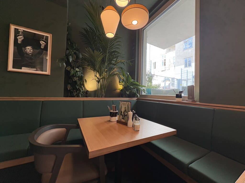 cosy seating areas around the 24 hour bar in hotel schani vienna